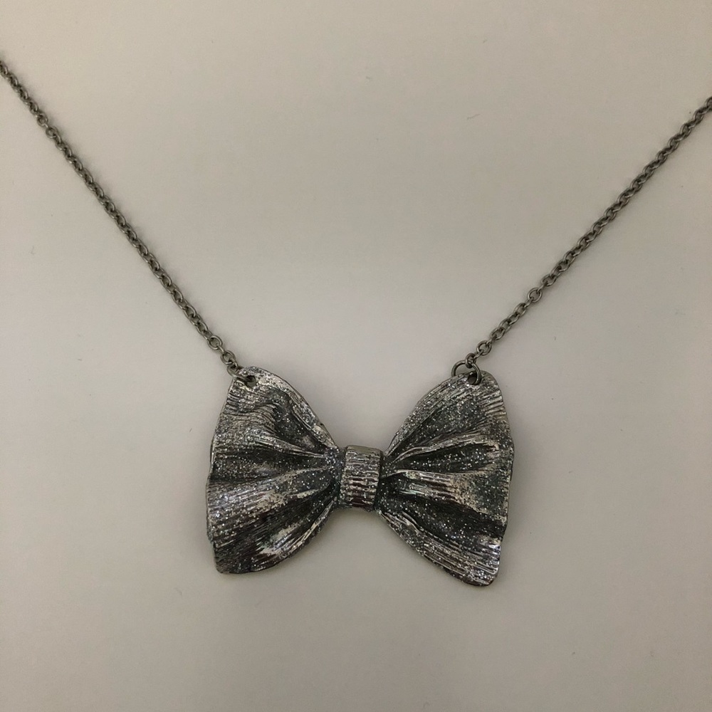 Silver bow necklace